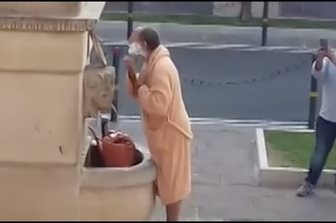 Si fa la barba in piazza per protestare contro l&#39;acqua razionata