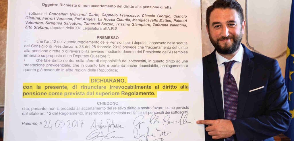 Giancarlo Cancelleri mostra la sua firma in calce al codice etico M5s (blog Beppegrillo)