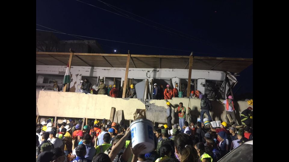Soccorritori alla R&eacute;basamen School a Citt&agrave; del Messico (Afp)&nbsp;