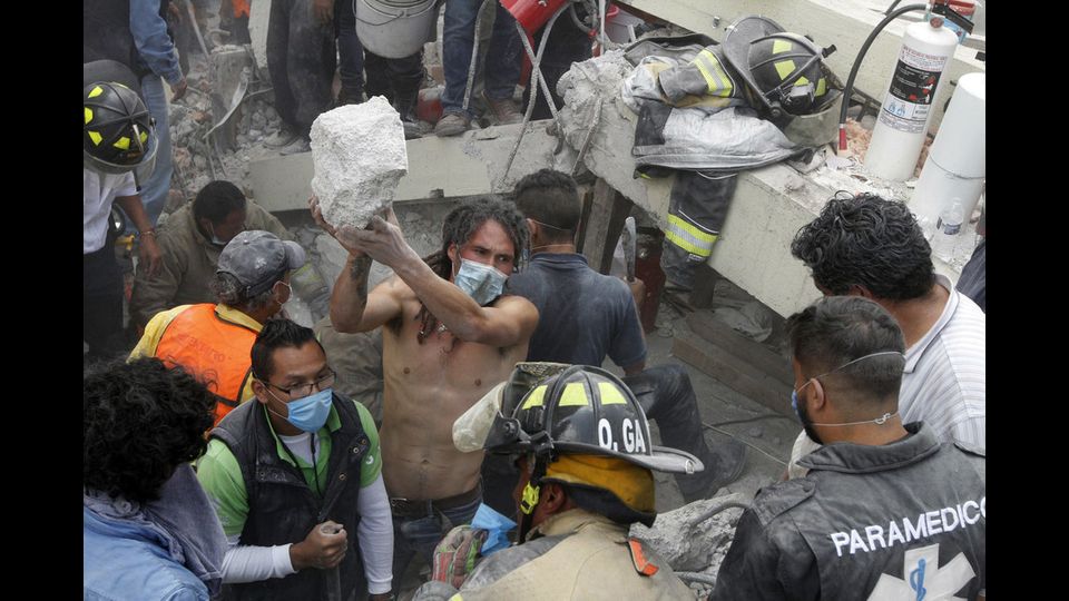 Soccorritori e volontari impegnati a rimuovere le macerie dopo il terremoto a Citt&agrave; del Messico (Afp)&nbsp;