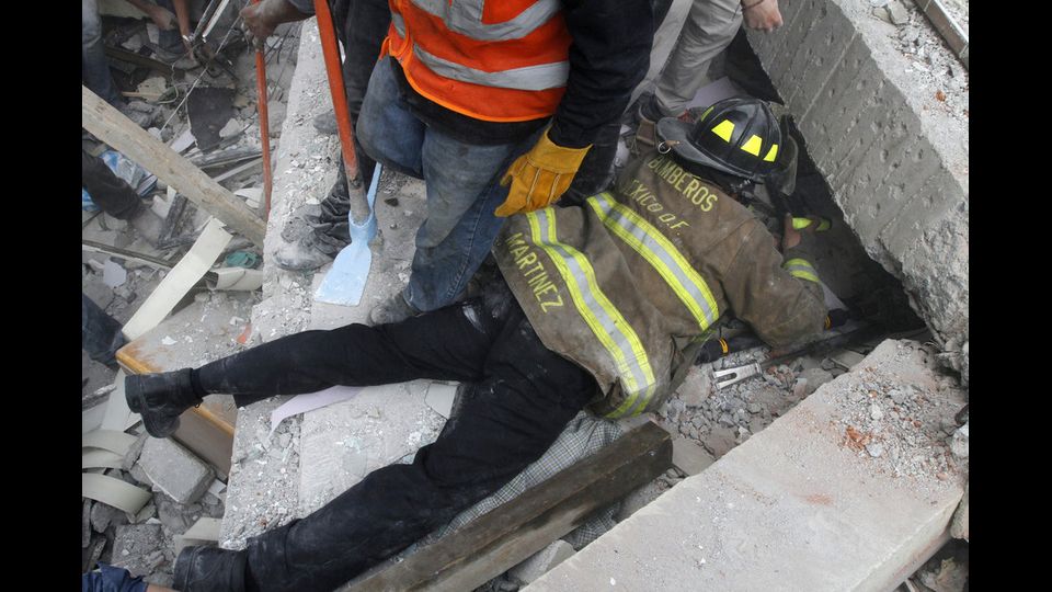 Soccorritori e volontari impegnati a rimuovere le macerie dopo il terremoto a Citt&agrave; del Messico (Afp)&nbsp;