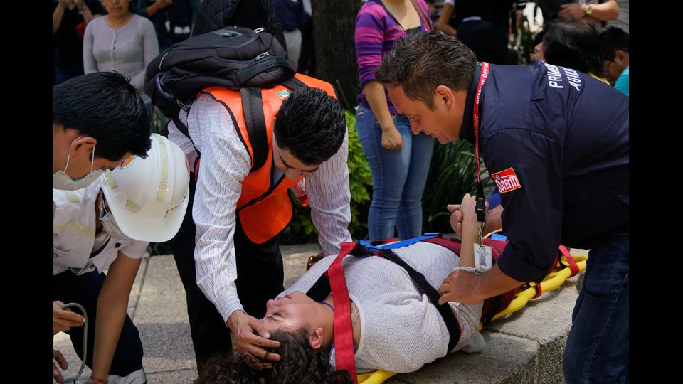 Soccorritori assistono una donna ferita durante il terremoto di Citt&agrave; del Messico (Afp)&nbsp;