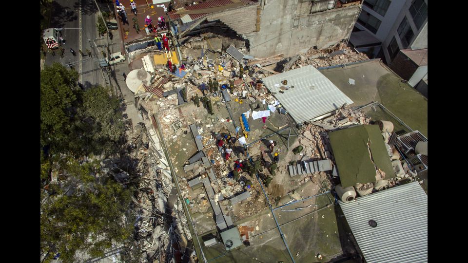 Vista aerea di palazzi collassati in seguito al forte terremoto a Citt&agrave; del Messico (Afp)&nbsp;