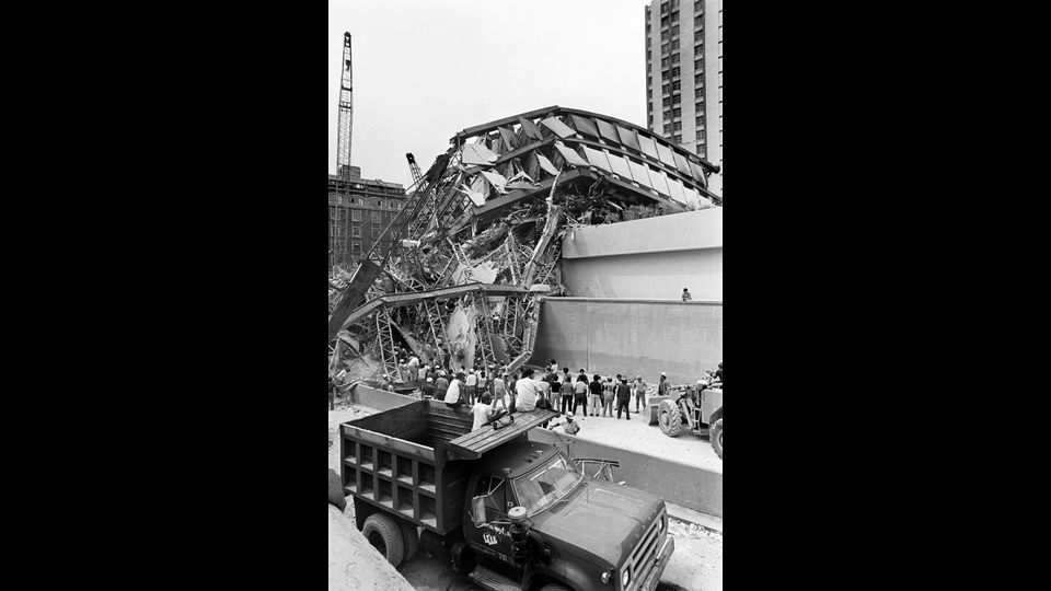 &nbsp;Una coincidenza che ha dell&rsquo;incredibile. Allora la scossa fu del 8.1 della scala&nbsp;Richter&nbsp;ed ebbe luogo alle 7 di mattina. A Citt&agrave; del Messico la scossa fu lunga e devastante. (continua)