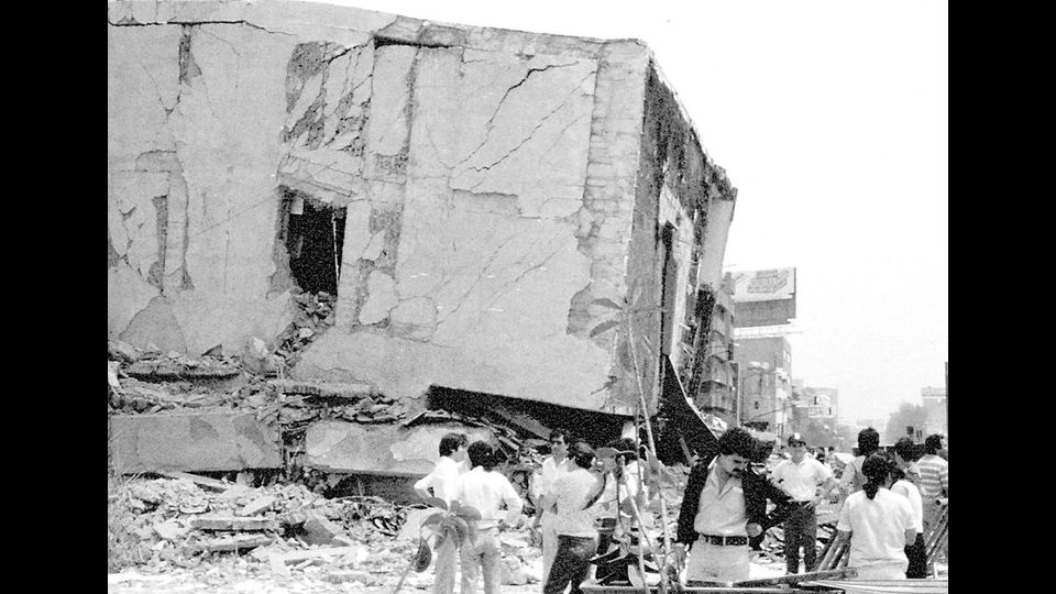 &nbsp;Ha fatto oscillare i palazzi e migliaia di persone in preda al panico si sono riversate per le strade.&nbsp;Il sisma infatti si &egrave; verificato poche ore dopo le celebrazioni. (continua)