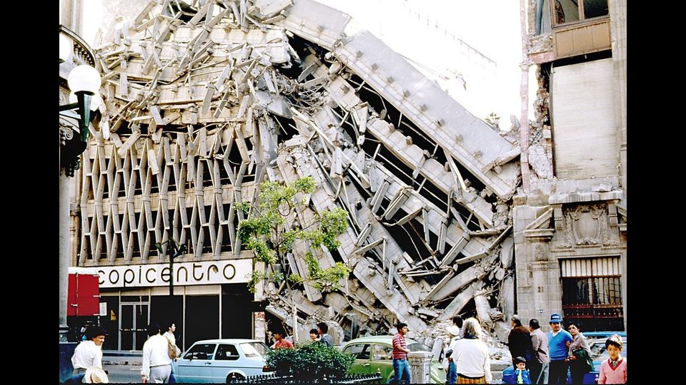&nbsp;A Citt&agrave; del Messico il 19 settembre 2017 la gente di mattina era scesa in strada per&nbsp;commemorare&nbsp;le vittime di 32 anni prima. Alle 13.14 ora locale per&ograve; un nuova scossa ha fatto tremare la citt&agrave;. (continua)