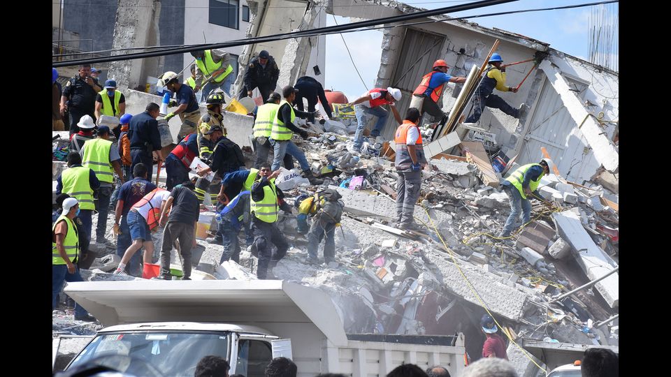 Soccorritori durante le operazioni di scavo a Citt&agrave; del Messico (Afp)&nbsp;