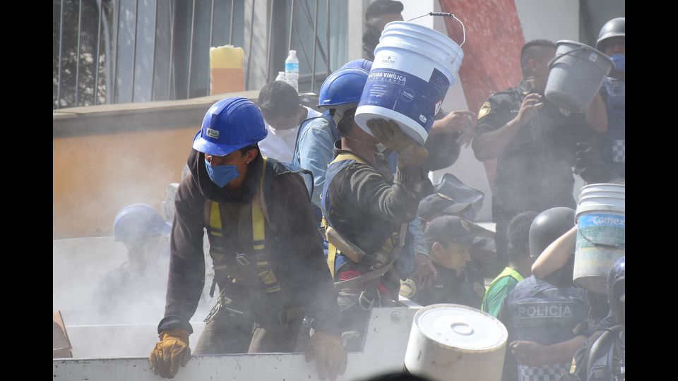 Soccorritori impegnati a rimuovere le macerie dopo il terremoto a Citt&agrave; del Messico (Afp)&nbsp;