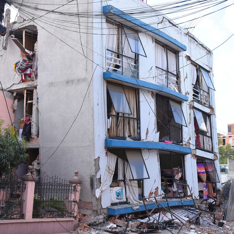 Un edificio dopo la forte scossa di magnitudo 7.1 in Messico (Afp)&nbsp;