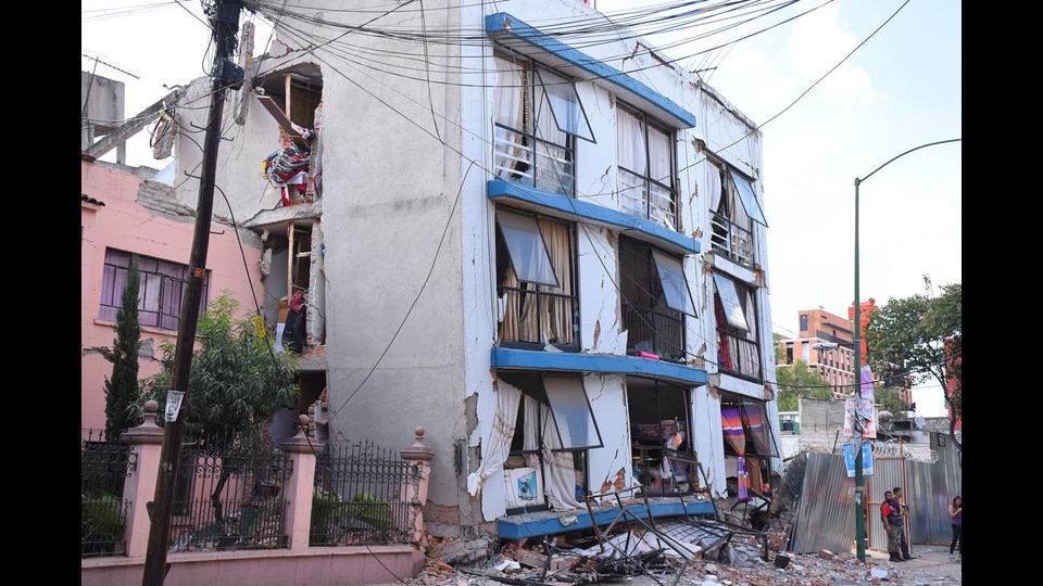 Un edificio dopo la forte scossa di magnitudo 7.1 in Messico (Afp)&nbsp;