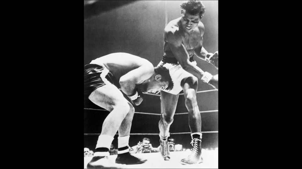 Il campione di pugilato americano Ray Sugar Robinson (Destra) combatte contro il suo compagno di stato Jack La Motta, il 16 febbraio 1951 nello stadio di Chicago, per vincere il titolo mondiale dei pesi medi