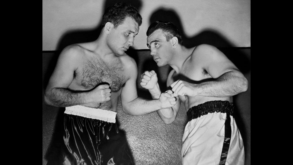Il pugile francese Robert Villemain (Destra) e US Jack La Motta simulano una lotta durante la visita medica della commissione di boxe di New York l'8 dicembre 1949 prima della loro partita per il titolo di peso medio al Madison Square Garden