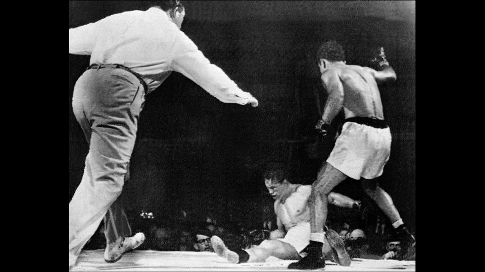 Laurent Dauthuille, dopo essere stato in avanti nella lotta contro Jack La Motta (R) nel 14 settembre 1950, viene bittato a &uml;K.O&uml; dal suo avversario solo pochi secondi prima della fine del 15 e dell'ultimo turno