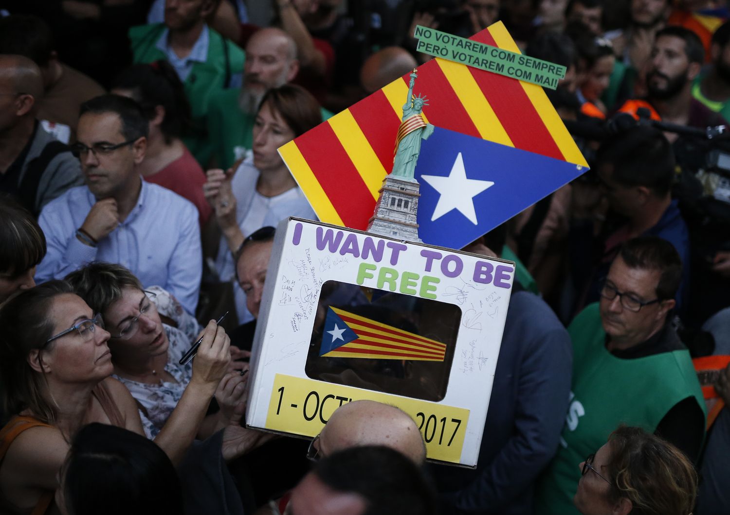 Barcellona, proteste degli indipendentisti per il referendum sulla Catalogna (Afp)&nbsp;