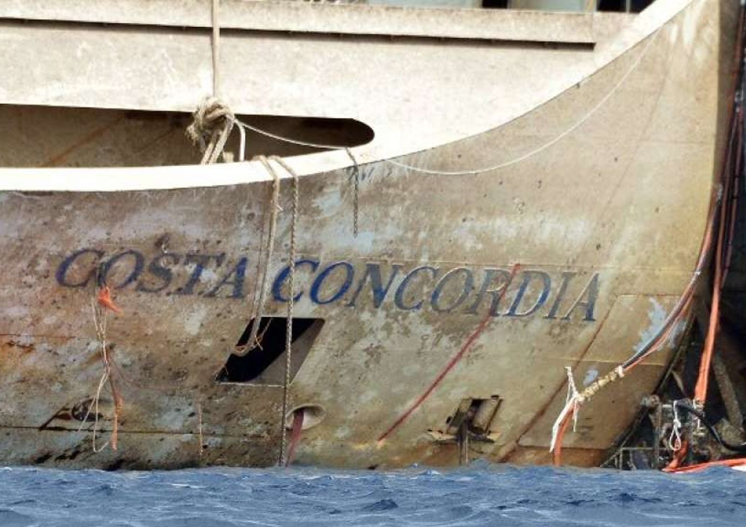 Il maltempo ferma la Concordia, la partenza slitta a mercoledi'
