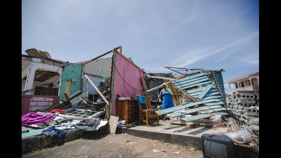 Una donna si aggira tra le rovine di Roseau, completamente distrutta dall'uragano Maria (Afp)&nbsp;