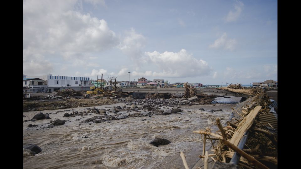 Tronchi d'albero galleggiano sulla riva di un fiume a Roseau, dopo il passaggio dell'uragano Maria (Afp)&nbsp;