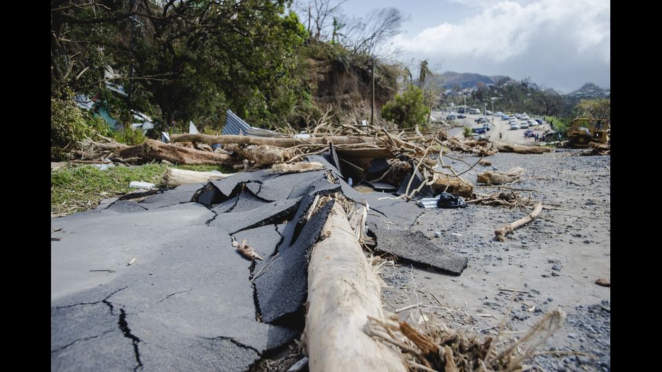 Le crepe in una strada di Roseau dopo il passaggio dell'uragano Maria (Afp) &nbsp;