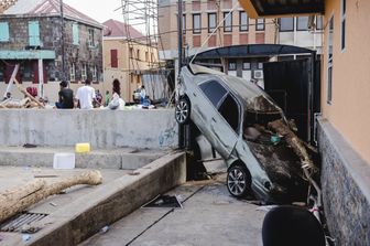 Un'auto intrappolata nei binari ferroviari della stazione di Roseau dopo il passaggio dell'uragano Maria (Afp)&nbsp;