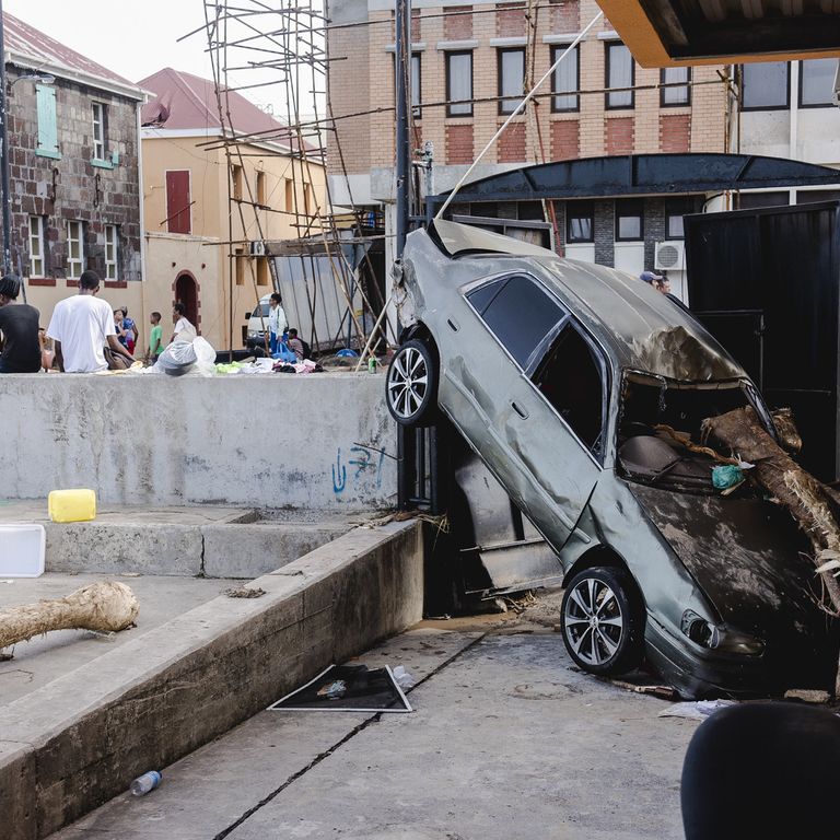 Un'auto intrappolata nei binari ferroviari della stazione di Roseau dopo il passaggio dell'uragano Maria (Afp)&nbsp;