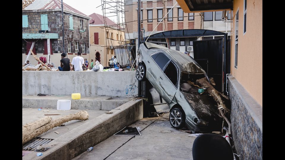 Un'auto intrappolata nei binari ferroviari della stazione di Roseau dopo il passaggio dell'uragano Maria (Afp)&nbsp;