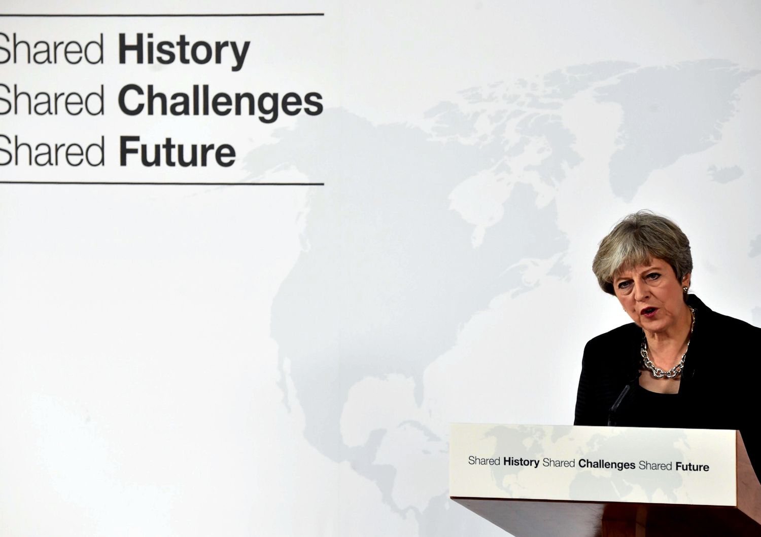 Theresa May durante il suo discorso sulla Brexit a Firenze