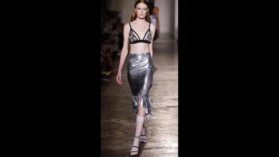 Francesco Scognamiglio presenta sulle passerelle della Milano Fashion week il classico modello di calze di nylon ai sandali di sera&nbsp;
