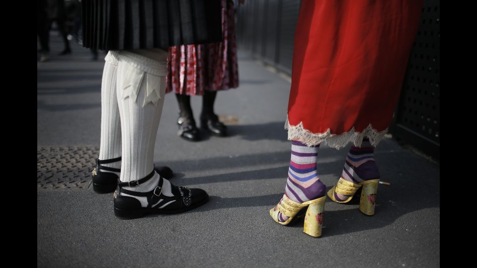 Non possono mancare gambaletti e parigine. Gucci li presenta monacali color carne e corredati da reggicalze maschili