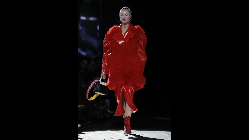 Gli stilisti scelgono soprattutto nuance accese, come il rosso fuoco della stilista Annakiki