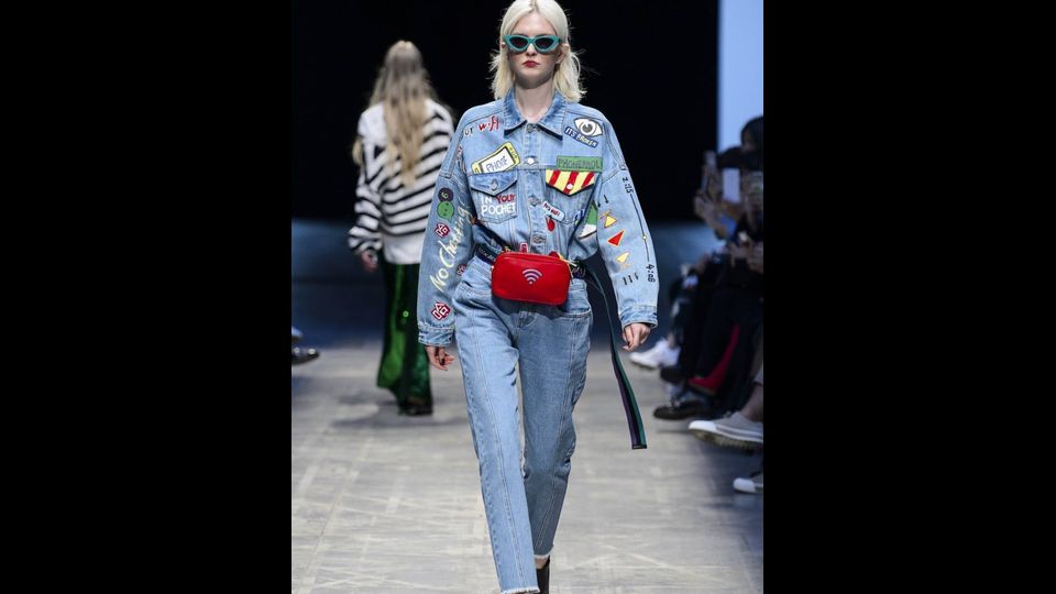 &nbsp;Le itbag della prossima primavera estate 2018 sono di nuance accese come il rosso fuoco da abbinare al denim da AnnaKiki