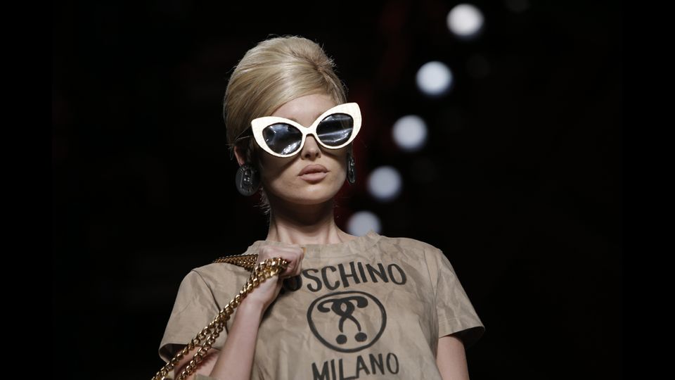 Giochi di sguardi tra ironia e seduzione per gli occhiali di Moschino