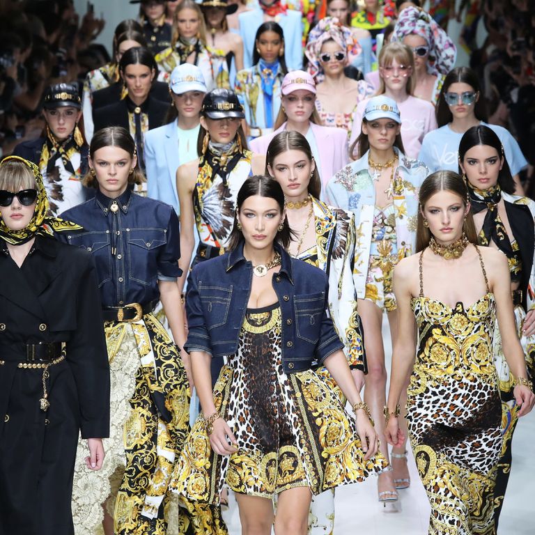 Riflettori puntati su Milano per la tradizionale Fashion Week di settembre. Sette giorni per presentare le collezioni primavera-estate 2018. Nella foto un momento della sfilata di Donatella Versace