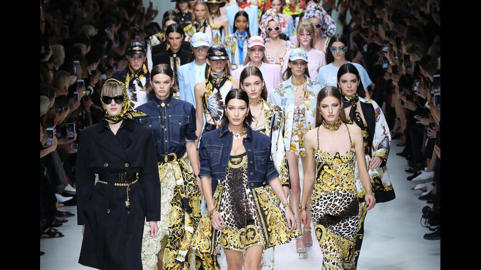 Riflettori puntati su Milano per la tradizionale Fashion Week di settembre. Sette giorni per presentare le collezioni primavera-estate 2018. Nella foto un momento della sfilata di Donatella Versace