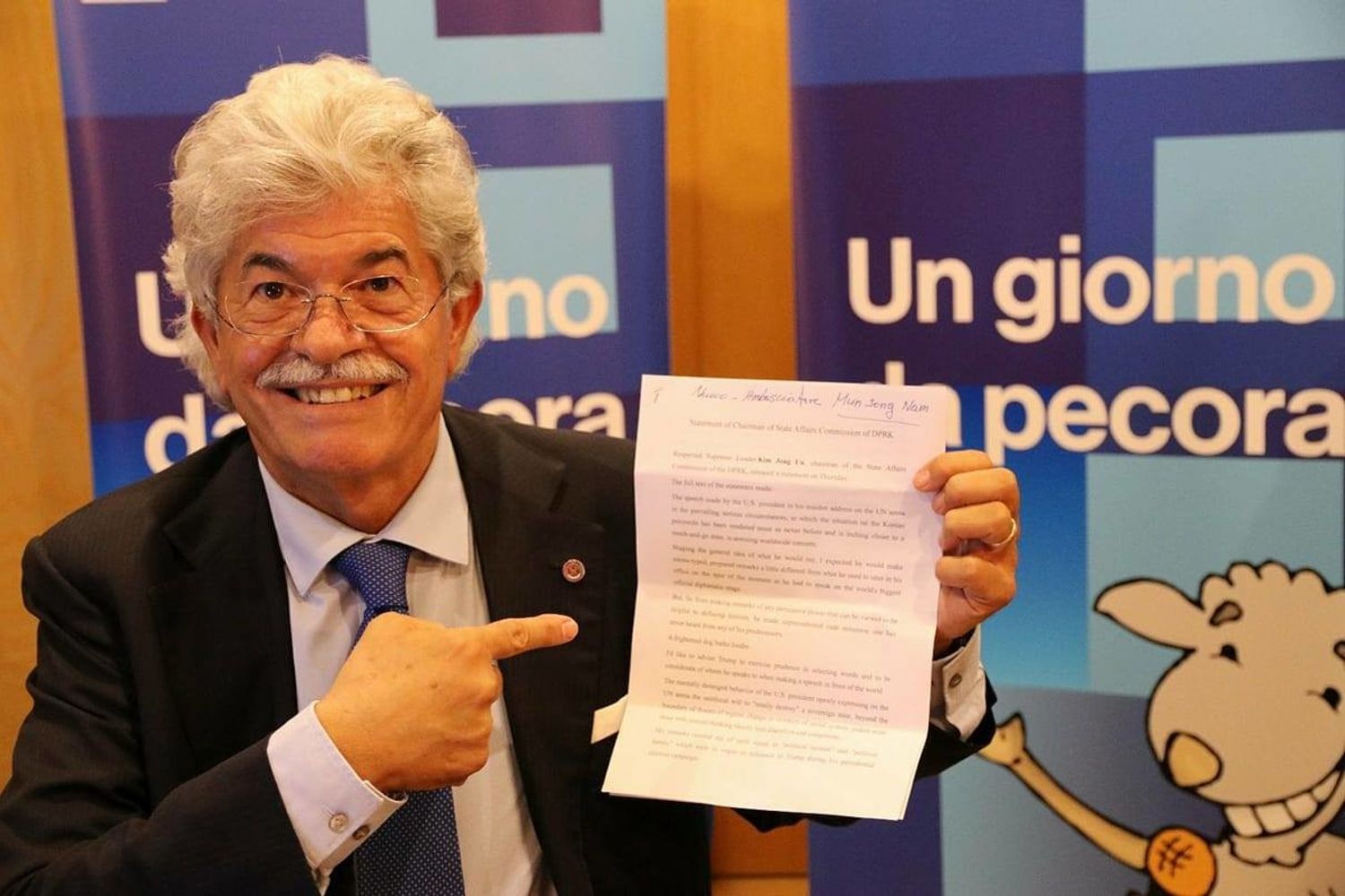 Il senatore Antonio Razzi mostra la lettera che gli ha mandato Kim Jong-un