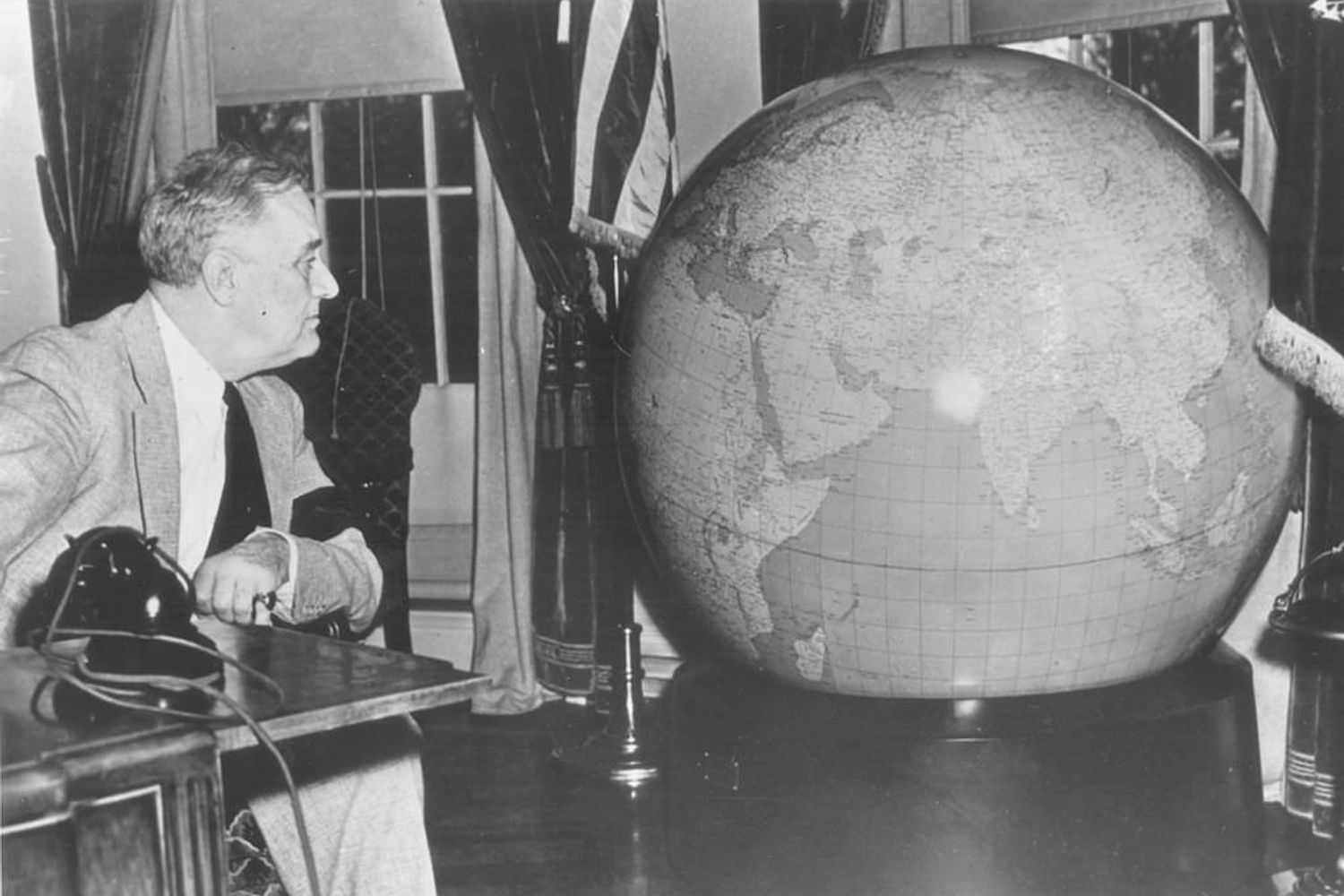 Storia dei cartografi della CIA (e di chi ha cambiato il mondo con mappe e modelli 3D)All'interno della CIA (Central Intelligence Agency) c'&egrave; un ufficio che da 76 anni realizza mappe, infografiche e modelli 3D. &Egrave; nato nel 1941 ed &egrave; pi&ugrave; vecchio dell'ente di cui oggi fa parte (nato nel 1947). Di ben 6 anni. Ha resistito, cio&egrave;, alla nascita e alla morte di diverse agenzie, alla metamorfosi di sigle e dipartimenti, ai ridimensionamenti e ai riassetti. Il motivo di questa resilienza &egrave; semplice. Porta avanti da oltre 75 anni un lavoro fondamentale per la Casa Bianca e le sue strategie. Le sue cartine, negli anni, hanno aiutato il governo americano a prendere decisioni molto difficili e a volte impopolari. Nei mesi successivi all'attacco alle Torri Gemelle, ad esempio, George W. Bush e i suoi collaboratori, si riunirono a Camp David intorno a una dettagliatissima mappa dell'Afghanistan&nbsp;(c'&egrave; questa bellissima foto di Erik Draper che li immortala). Sulla mappa erano state tracciate tutte le reti terroristiche conosciute allora dai servizi segreti americani, informazioni che servirono al Presidente per iniziare quella che sarebbe stata la prima risposta concreta all'offensiva di Osama Bin Laden. Questa, insomma, &egrave; una storia che attraversa epoche e guerre, tecniche di disegno e avvento del digitale. E non ha, ancora, una fine. Una storia che nel 2016, per commemorare il 75esimo anniversario, &egrave; stata raccontata dalla stessa CIA,&nbsp;sul suo sito.&nbsp;