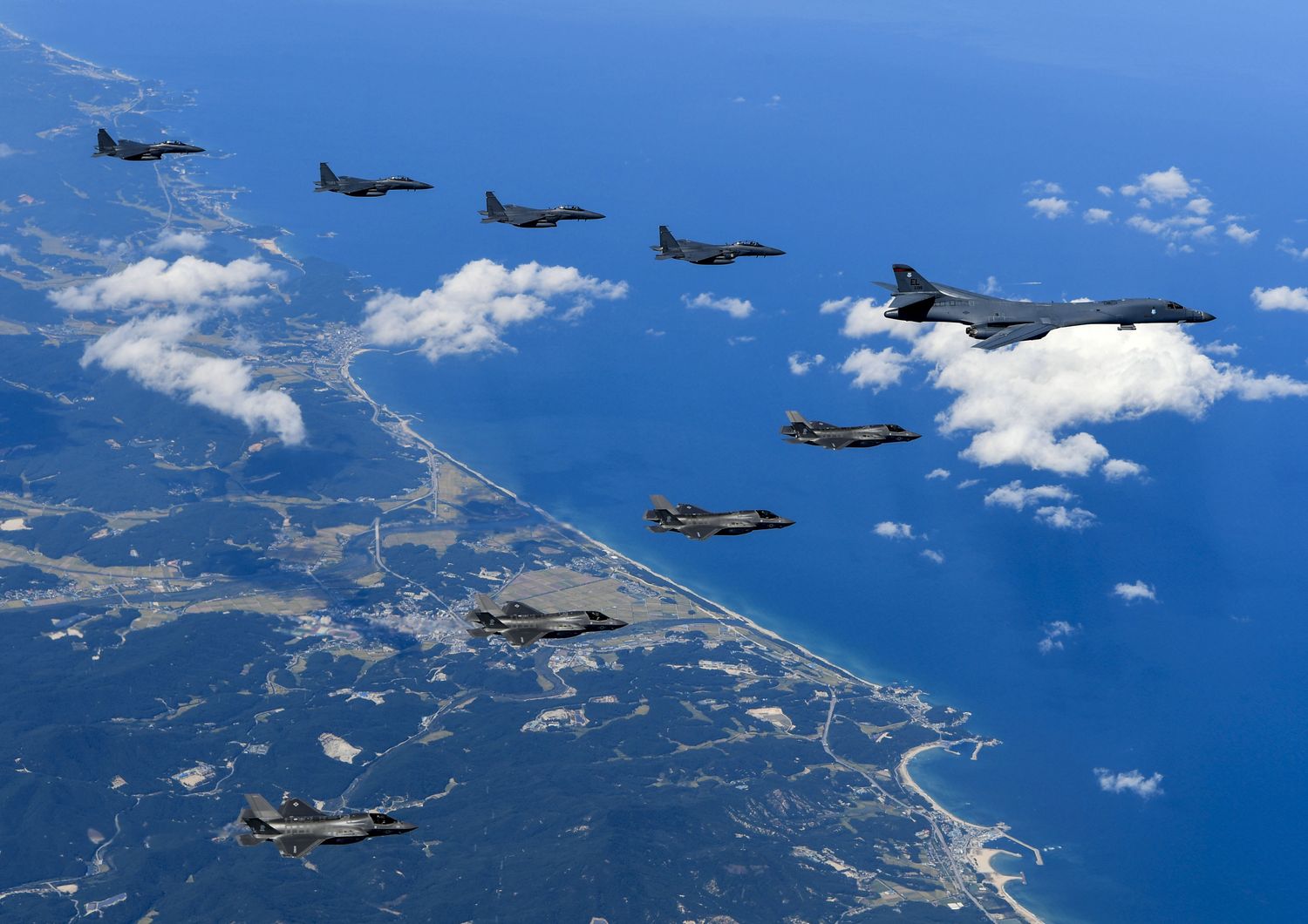 Bombardieri statunitensi accompagnati e aerei da combattimento volano sulla costa orientale del nord Corea, il 23 settembre 2017&nbsp;