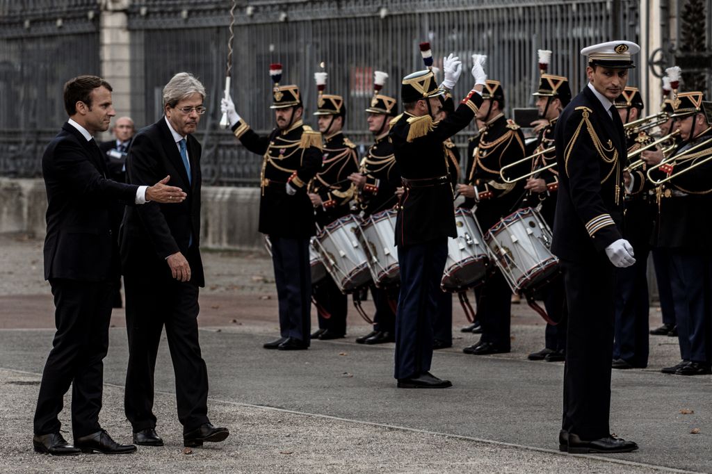 &nbsp;Il picchetto d'onore per l'incontro tra Macron e Gentiloni