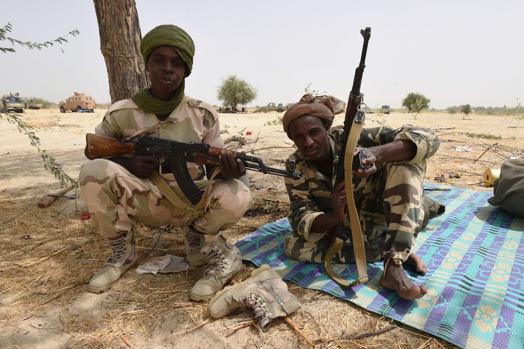 &nbsp;Due soldati del Ciad posano dopo un'operazione contro Boko Haram
