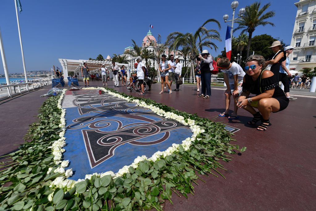 Il tributo lungo la &quot;Promenade des Anglais&quot; per l'attacco islamista nella citt&agrave; mediterranea di Nizza, dove un uomo alla guidato di un  camion ha travolto e ucciso 86 persone &nbsp;