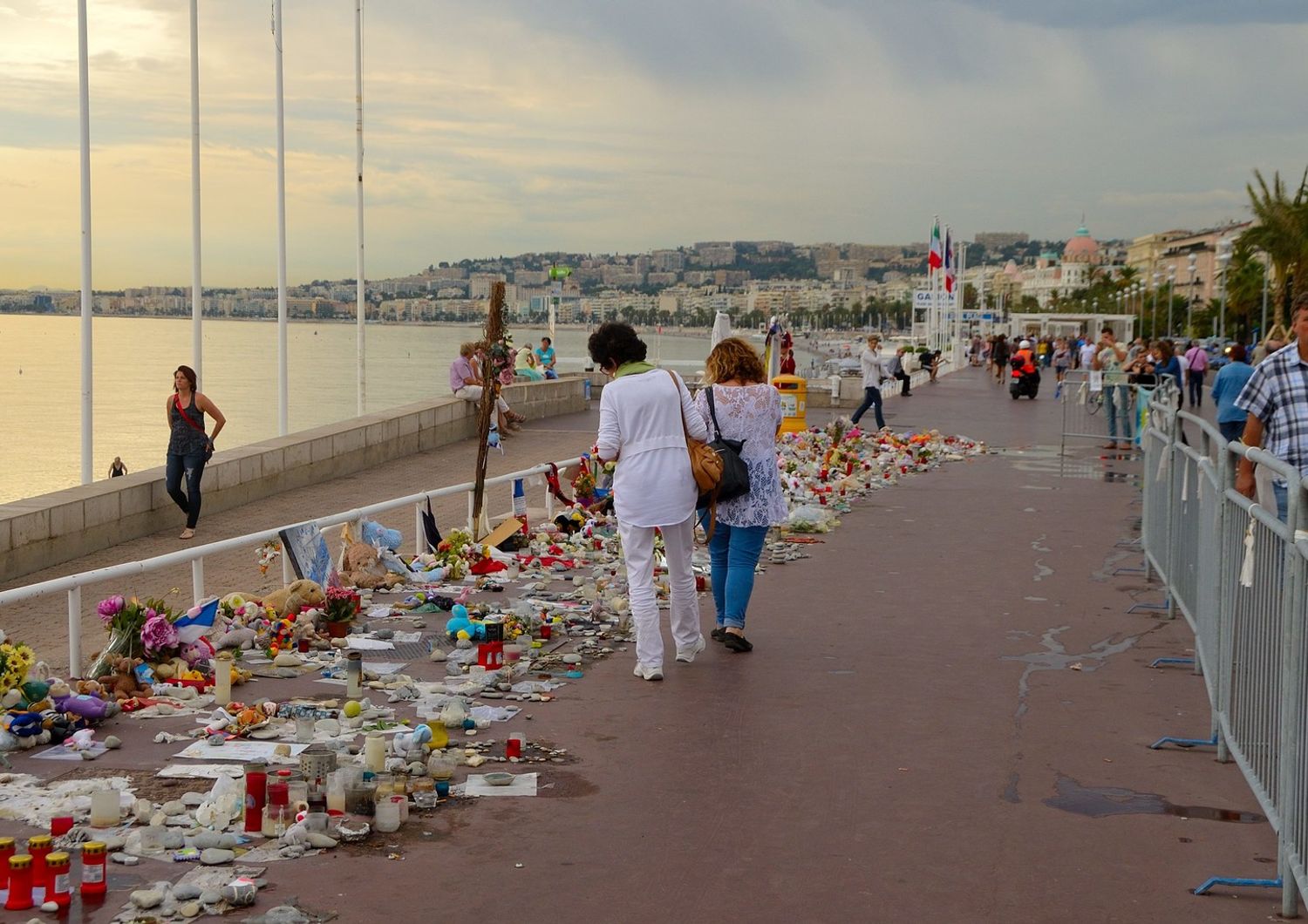 &nbsp;Il tributo lungo la &quot;Promenade des Anglais&quot; per l'attacco islamista nella citt&agrave; mediterranea di Nizza, dove un uomo alla guidato di un camion ha travolto e ucciso 86 persone &nbsp;