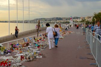 &nbsp;Il tributo lungo la &quot;Promenade des Anglais&quot; per l'attacco islamista nella citt&agrave; mediterranea di Nizza, dove un uomo alla guidato di un camion ha travolto e ucciso 86 persone &nbsp;