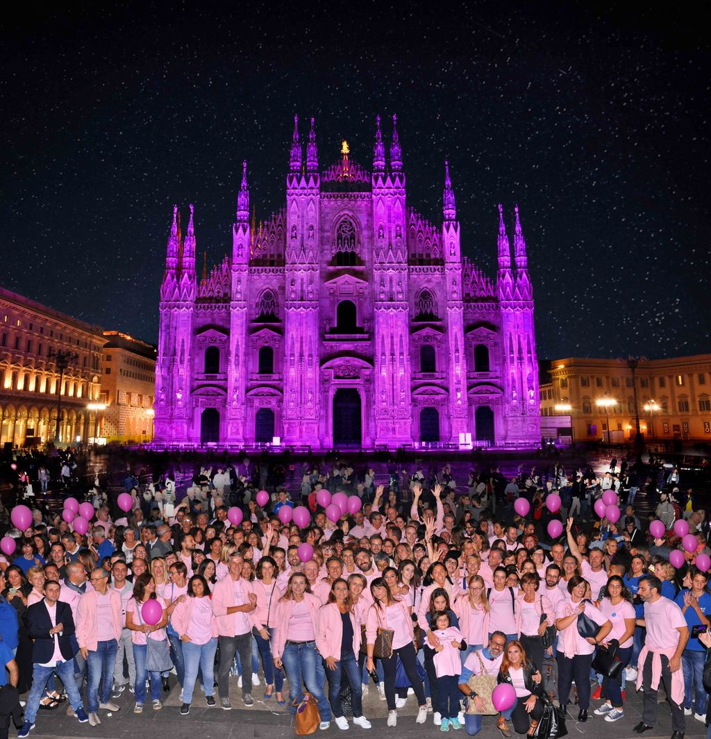 Manifestazione a Piazza Duomo a Milano per la campagna per lotta contro il cancro