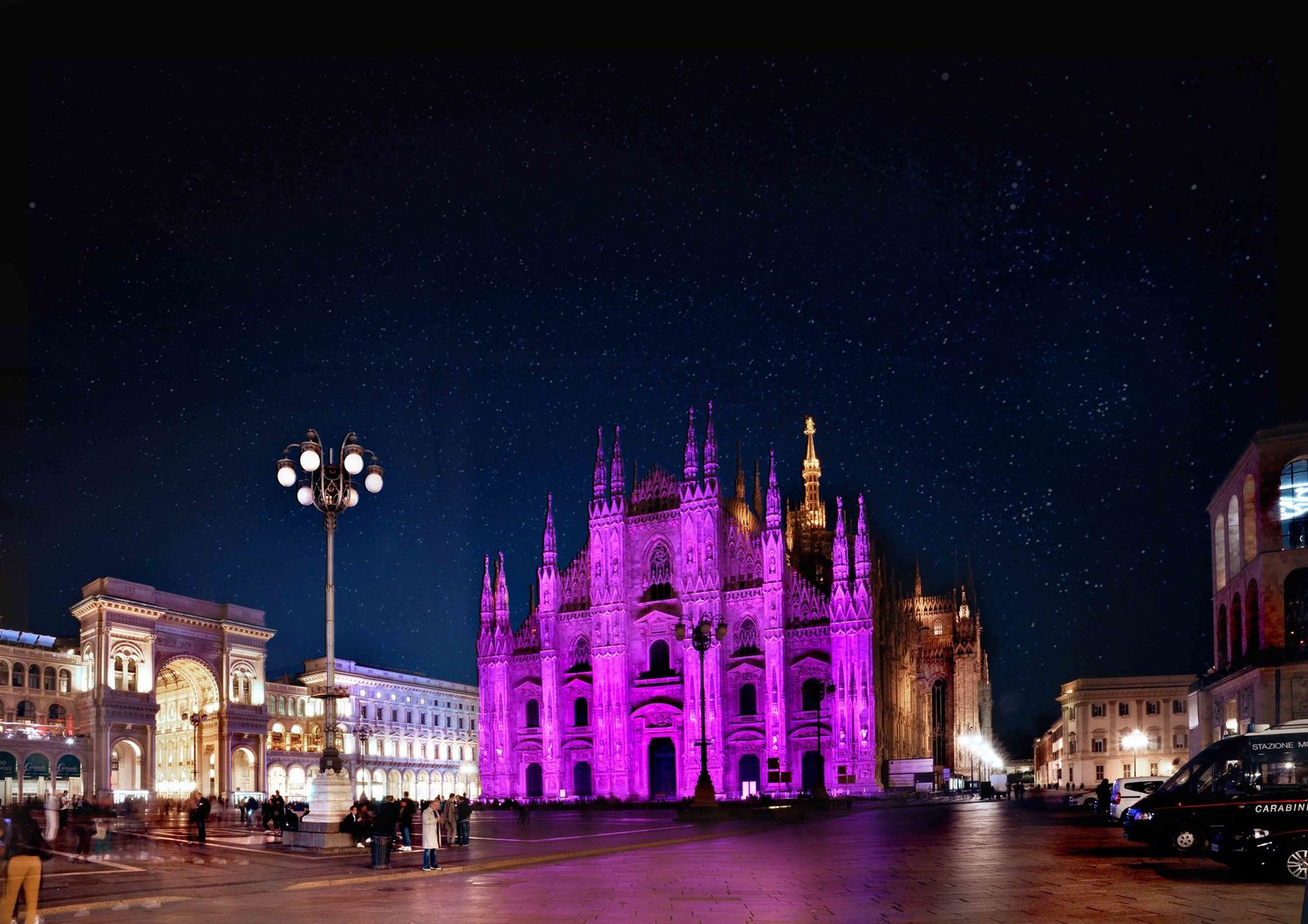 Duomo Milano illuminato di rosa per la lotta contro il cancro
