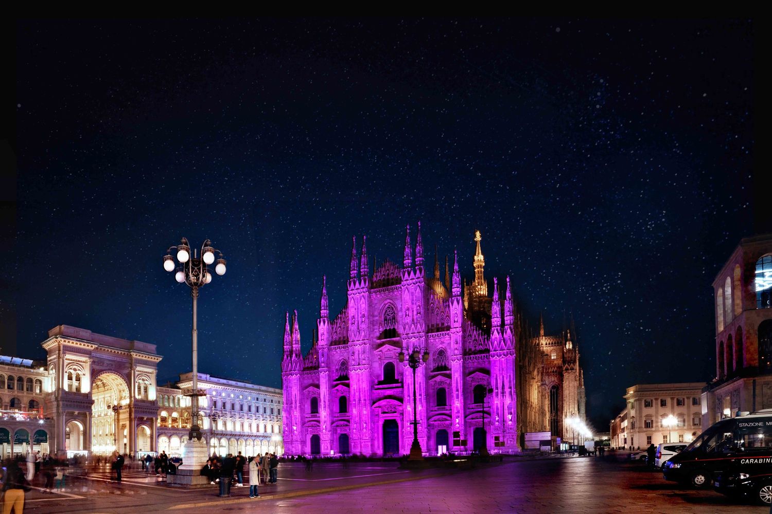 Duomo Milano illuminato di rosa per la lotta contro il cancro