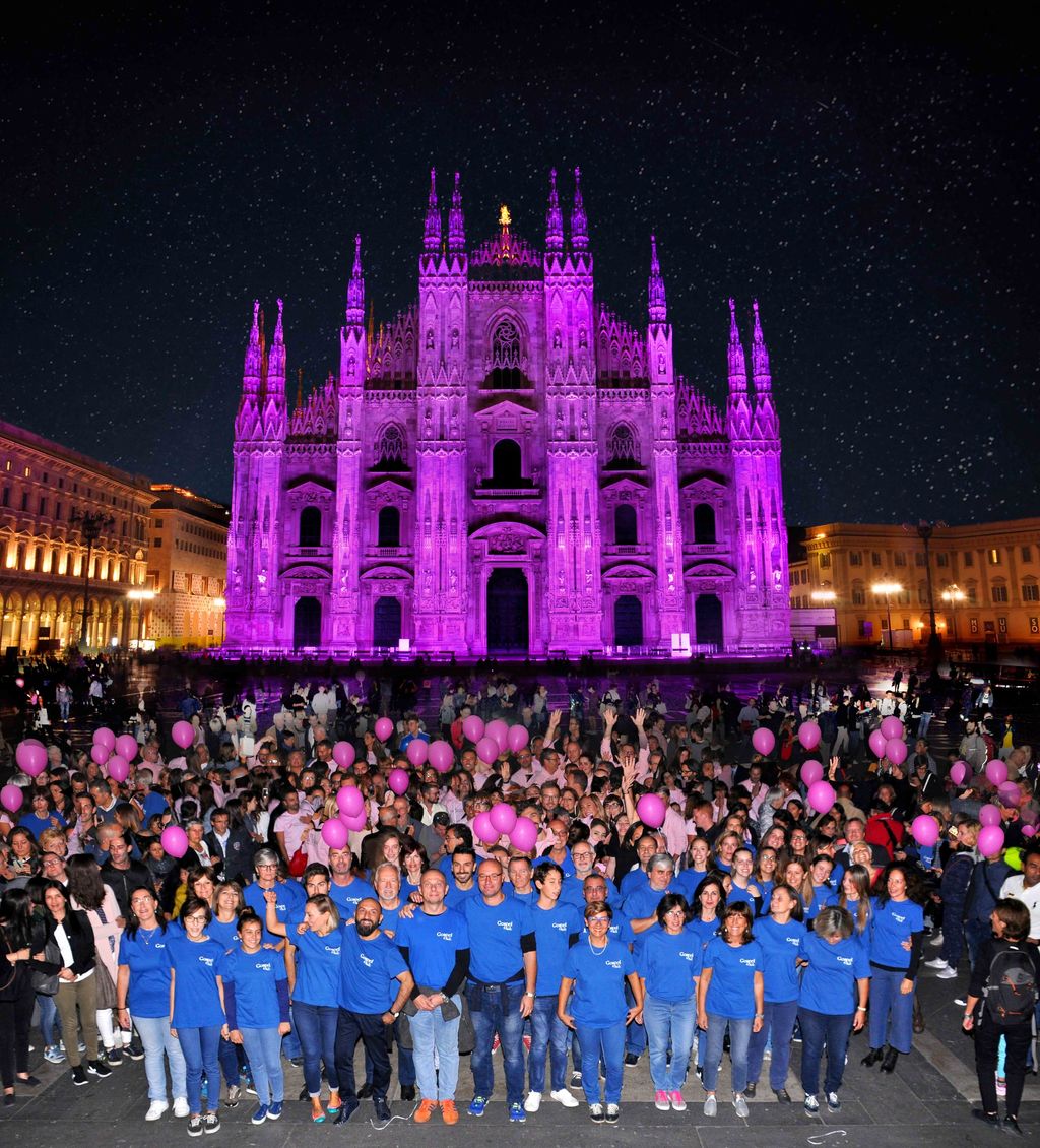 Manifestazione a Piazza Duomo a Milano per la campagna per lotta contro il cancro