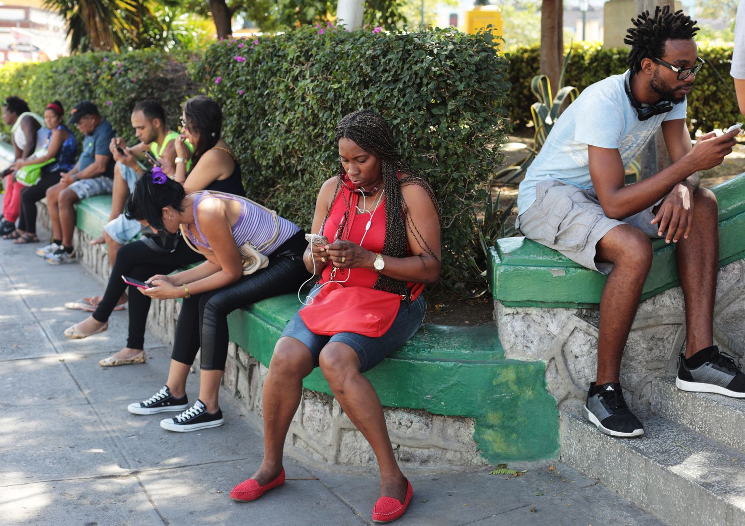 Santiago di Cuba: una scena usuale nelle aree wi-fi della citt&agrave; (Afp)