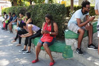Santiago di Cuba: una scena usuale nelle aree wi-fi della citt&agrave; (Afp)