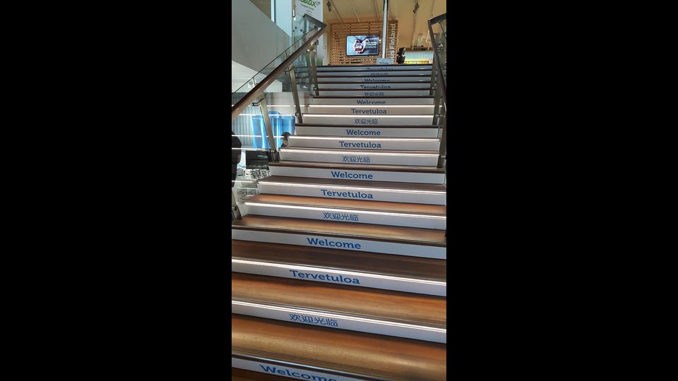 Nelle scale di accesso ai vari terminal il benvenuto in varie lingue