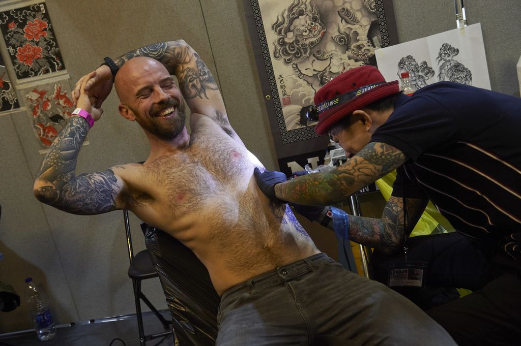 &nbsp;Un tatuatore all'opera alla Convention di Londra