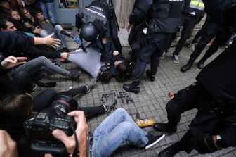 Referendum in Catalogna: scontri tra polizia e votanti ai seggi, diversi feriti